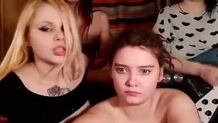 Лесбиянки Pirozhki эротично обнажаются