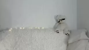 Роскошная нимфа Ashleybulgari танцует стриптиз