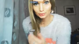 Желанная красотка Victoriiaaa мастурбирует пизду