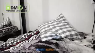 Юная шлюшка Sexy_B0rsch мастурбирует пизду