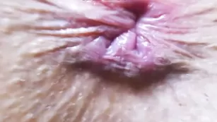 Юная шлюшка показывает киску и анал