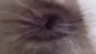 Юная шлюшка показывает киску и анал