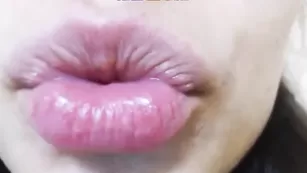 Юная шлюшка показывает киску и анал