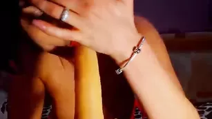 Горячая шлюшка AlishaShtorm ебется страпоном