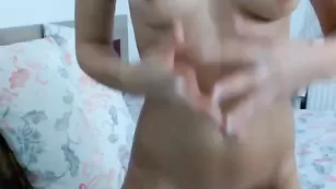 Очкастая брюнетка мастурбирует бритую пизду