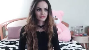 Сисястая малышка ZoeSkinner ласкает половые губки