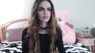 Сисястая малышка ZoeSkinner ласкает половые губки