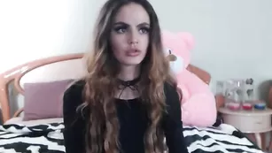 Сисястая малышка ZoeSkinner ласкает половые губки