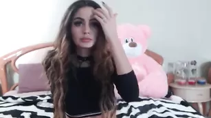 Сисястая малышка ZoeSkinner ласкает половые губки