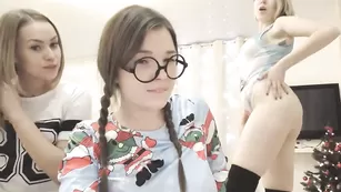 Три малышки Catch_Me_ эротично раздеваются