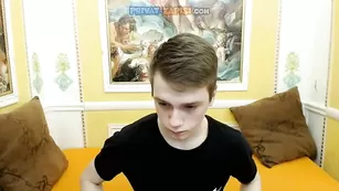 Порочная сука Crystalnjulian делает минет