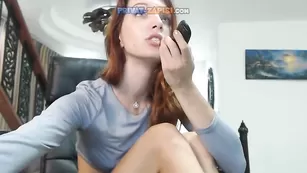 Рыжая стройная детка MsOlga трахает письку