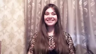 Пылкая брюнеточка мастурбирует перед камерой