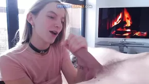 Шлюшка сосет хуй и трахает оба отверстия Hotblondyx