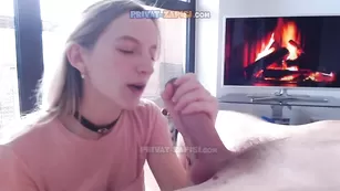 Шлюшка сосет хуй и трахает оба отверстия Hotblondyx