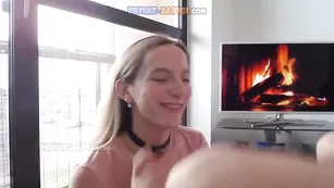 Сексапильная модель классно отсасывает хуй Hotblondyx