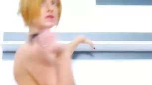 Рыжая соска в чулках roselynax показывает сиськи
