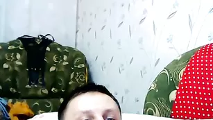 Красивая девочка Leonzi оседлала член