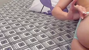 Красивая Angelina91 соблазняет упругой задницей