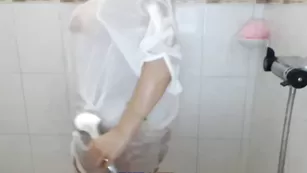Пышногрудая красотка BlondPamell принимает душ