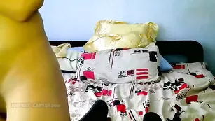 Симпатичная шлюха Victoriiaaa мастурбирует пизду
