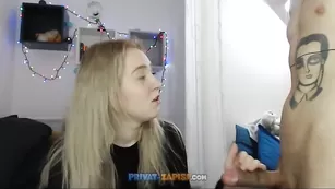 Худая путана мастурбирует писечку Mineeett