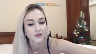 Сочная блондинка Astarta69 трахает киску ловенсом