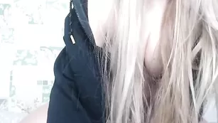 Знойная малышка Miss_Ksu шалит с секс игрушками