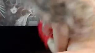 Желанная девочка Britanny_B глубоко сосет дилдо