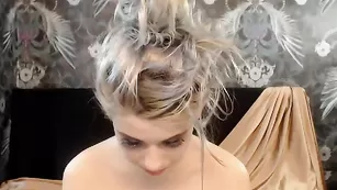 Желанная девочка Britanny_B глубоко сосет дилдо