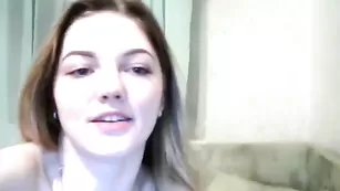 Лесбиянки Hellroom эротично целуются