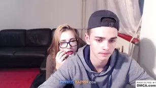 Очкастая куколка красиво отсасывает хуй Gentlemanandladytm