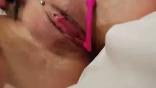 Озабоченная Riderkelly сосет пару дилдо