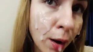 Озабоченная Riderkelly сосет пару дилдо