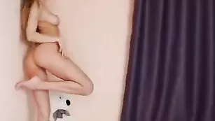 Пышногрудая малышка Pretty_Girl мастурбирует пизду