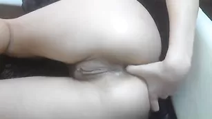 Страстная девочка пальчиком трахает анус sexiKisaa