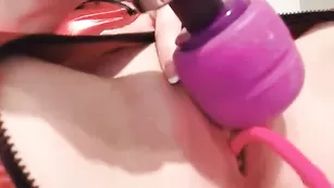 Шлюшка в латексе Catch_Me_ дрочит пизду вибратором