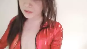 Шлюшка в латексе Catch_Me_ дрочит пизду вибратором