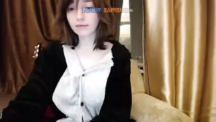 Пышногрудая малышка LemonJelly мастурбирует пизду