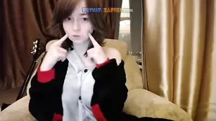 Пышногрудая малышка LemonJelly мастурбирует пизду