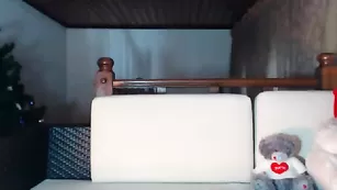 Белобрысая телка XmilanaX шалит с ловенсом