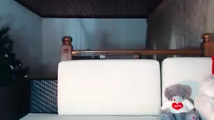 Белобрысая телка XmilanaX шалит с ловенсом