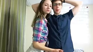 Шикарная девочка делает глубокий минет 1twothreecum