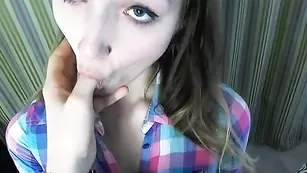 Шикарная девочка делает глубокий минет 1twothreecum