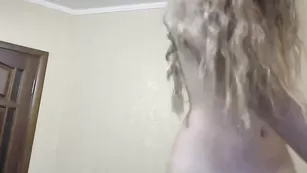 Озорная малолетка _Bars_377 трахает бритую пизду