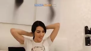 Нимфа в чулках Nicol мастурбирует пизденку