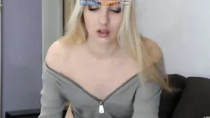 Смазливая блондинка отсасывает дилдо _Milka_