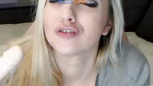 Смазливая блондинка отсасывает дилдо _Milka_