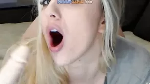 Смазливая блондинка отсасывает дилдо _Milka_