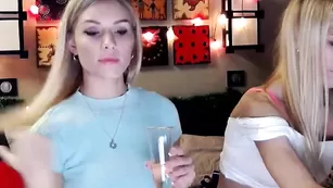 Блондинки Killer__Tits показали шикарные сиськи